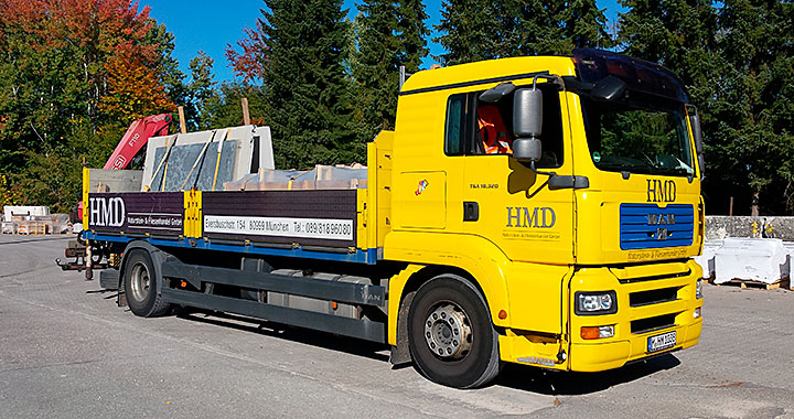 Kran-LKW der HMD Naturstein und Fliesen GmbH.